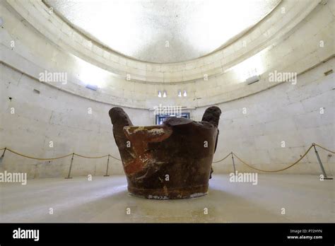  Le Sarcophage de Théodoric! Une Ode Sculpturale à la Souveraineté et au Pouvoir Divin