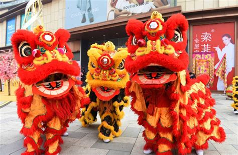   La Danse des Lions : Une Explosion de Couleur et de Symbolique dans la Plongée Spirituelle