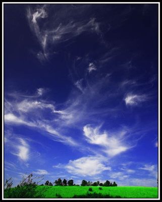 La Délicate Danse des Nuages, Une Étude Vibrant en Bleu-Vert!