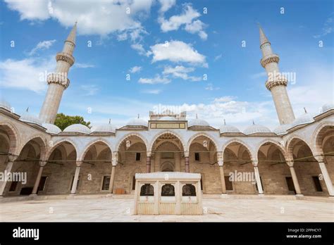 La Mosquée Süleymaniye! Une Exploration Architecurale Monumentale de la Renaissance Ottomans.