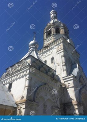  La Porte d'Entrée du Monastère de Novgorod: Une Splendeur Romane en Bois Doré!