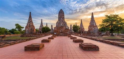  La Porte de la Paix Éternelle: Une Découverte Mystique dans les Temples Ayutthaya