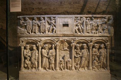 Le Sarcophage de Sainte-Madeleine: Une Symphonie Sculpturale en Marbre Blanc !