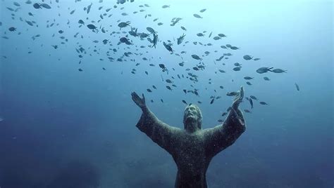 Le Christ des Abysses : Portrait d'un Messie Immergé dans la Mystique Amazonienne !