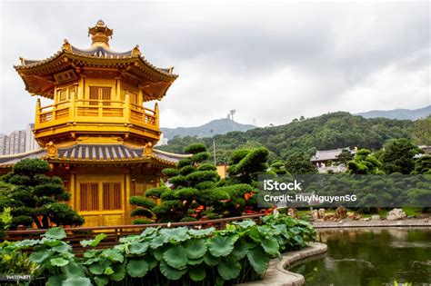  Le Pavillon aux Lotus Dorés: Une Symphonie de Calligraphie et d'Architecture Céleste!