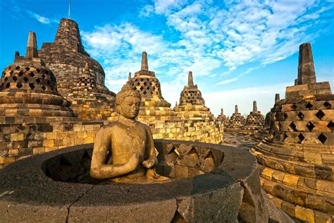  Le Relief de Borobudur : Un Dialogue Silencieux Entre le Divin et l'Humain