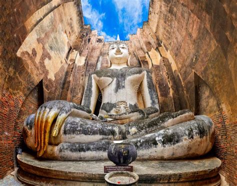   Le Relief du Temple de Wat Si Chum : Un Chant Sculptural aux Dieux et un Testament à l'Élégance Bouddhique!