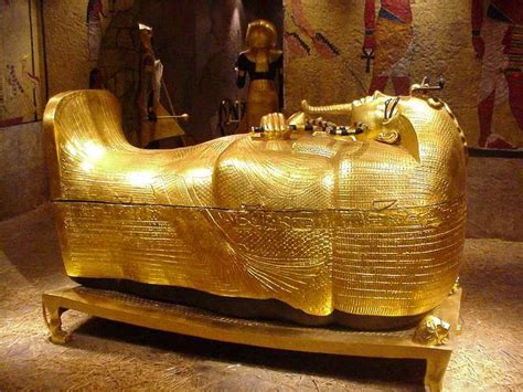 Le Sarcophage d'un Noble! Un Monument Funéraire à la Gloire de l'Elite Egyptienne