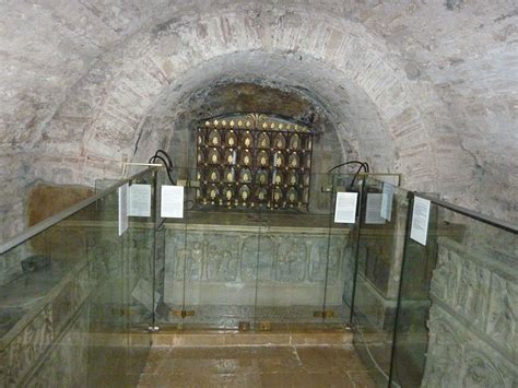 Le Sarcophage de Sainte-Madeleine: Une Symphonie Sculpturale en Marbre Blanc !