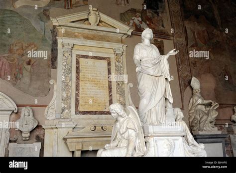  Le Sarcophage de Sainte-Marie : Monumentale Sculpture Funéraire à la Gloire d'une Vie Éternelle!