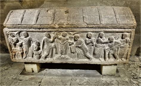 Le Sarcophage de la Famille des Lucius Cornelius! Une Exploration Monumentale de la Vie Après la Mort en Gaule Romaine