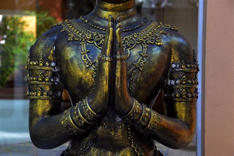  Le Souffle du Ciel Matinal Une Sculpture de Bronze Monumentale Refletant la Spiritualité Thai Ancienne