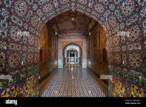  Le Tombeau de Jahangir: un Éloge vibrant aux couleurs vives et à l’architecture raffinée!