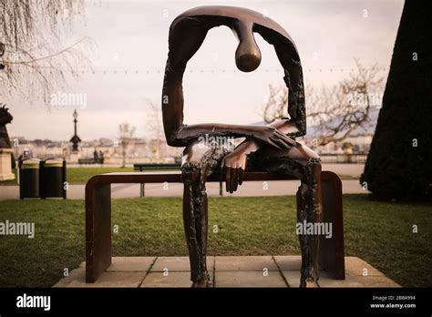 Le Tombeau de Jahar: Une Mélancolie Sculpturale et un Jeu Sophistiqué de Lumière!