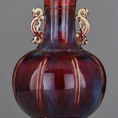 Le Vase à Poignées de Dragon: Un Triumph de l'Art Ménagier Thai Ancienne avec des Touches Mystiques !