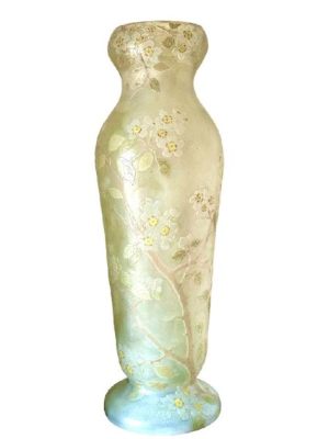 Le Vase aux Fleurs de Pommier : Exploration de la Fragilité et de l'Éphémère dans l'Art Antique Germanique !