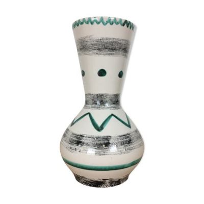 Le Vase en Céramigue aux Motifs Géométriques: Un Symbole Persistant de la Créativité Javanienne Antique!