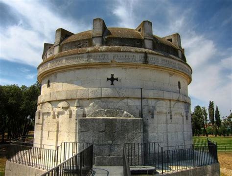 Le Mausolée d'Ossorio: Architecture Funéraire Sublime et Symbole de Pouvoir!