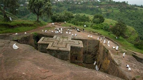  Le Livre d'Oraisons de Lalibela: Une Exuberance Chromatique et une Spiritualité Profonde