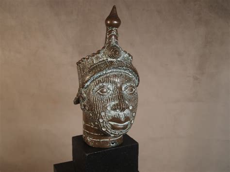 Le Tête de Roi en Bronze, œuvre audacieuse d'un artisan nigérian mystérieux!