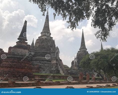 Le Relief de Wat Phra Sri Sanphet: Symbolique Mystique et Détail Méticuleux!